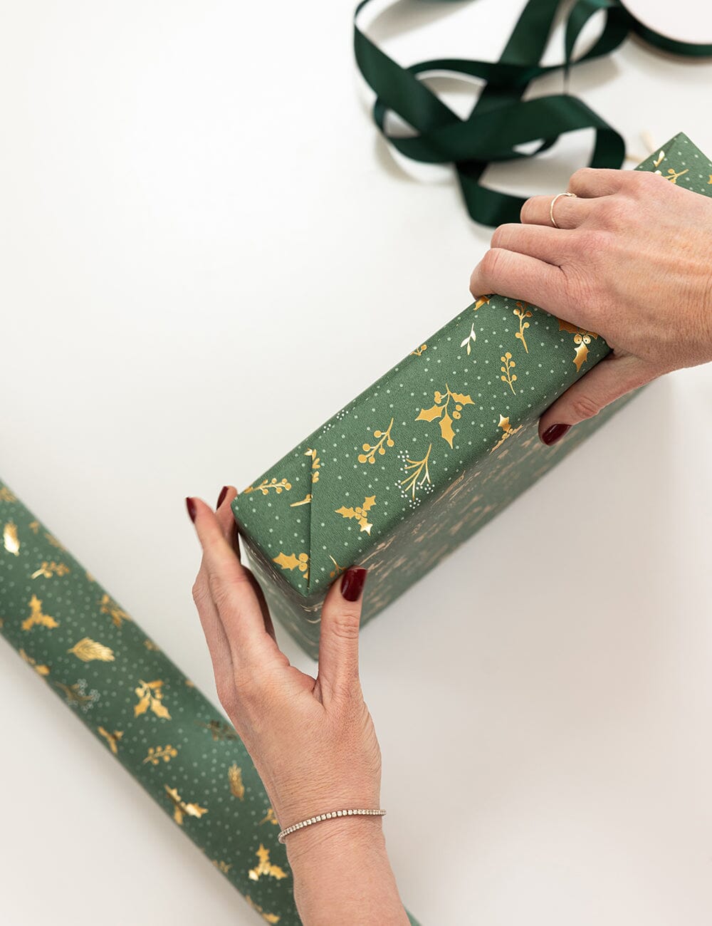 Gift Wrap Roll 30m - Golden Holly (Gold Foil)