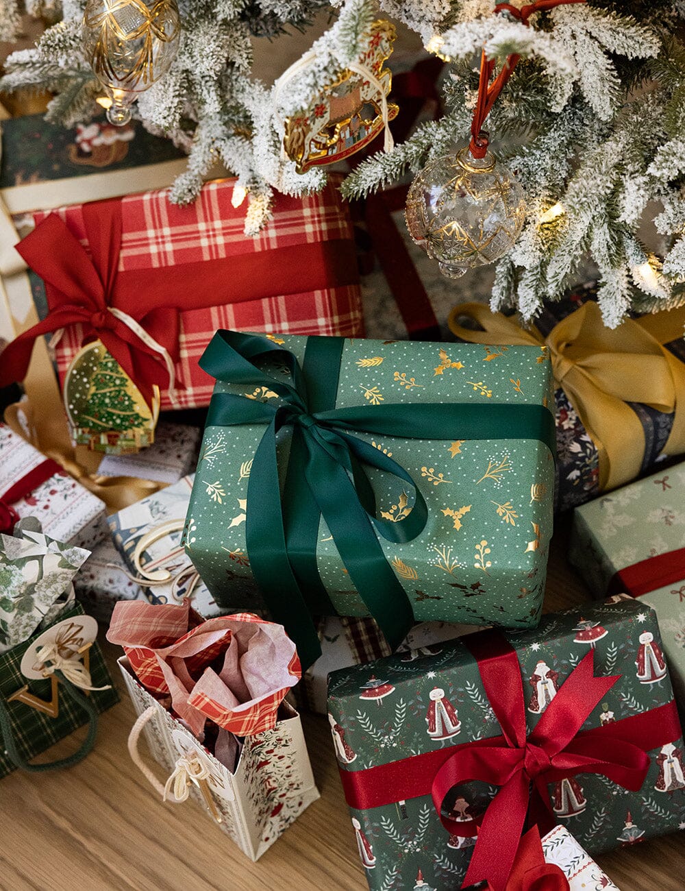 Gift Wrap Roll 30m - Golden Holly (Gold Foil)