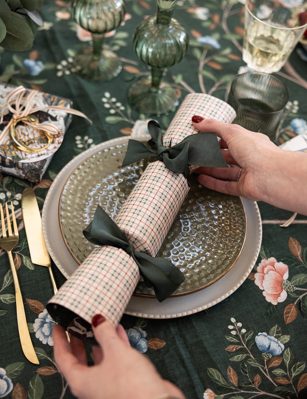 10 Pack Christmas Cracker Kit - Mr & Mrs Claus
