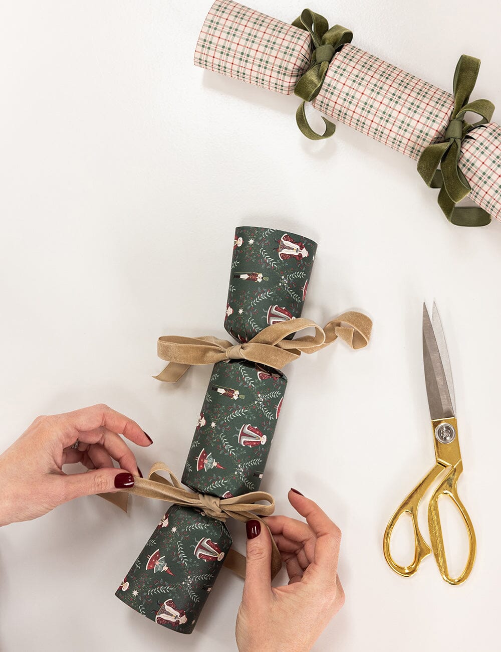 10 Pack Christmas Cracker Kit - Mr & Mrs Claus