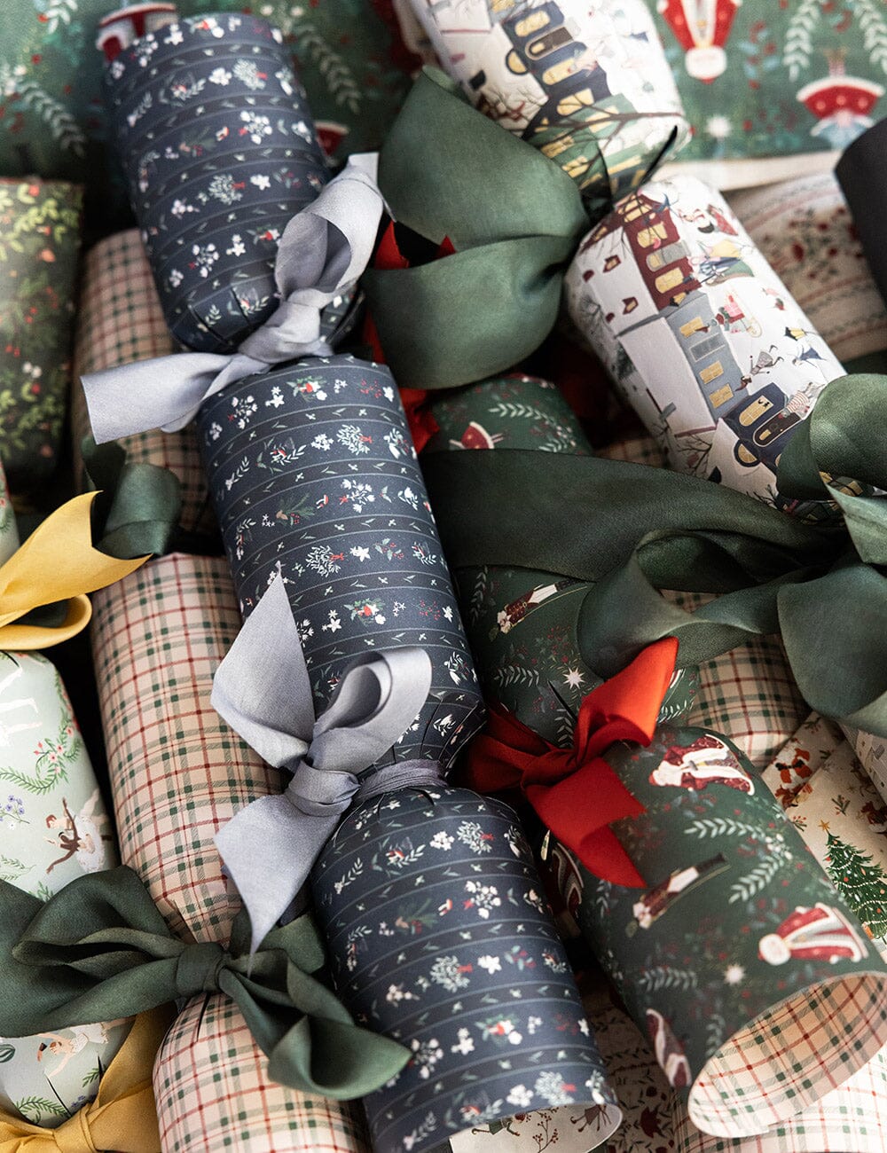 10 Pack Christmas Cracker Kit - The Christmas Village