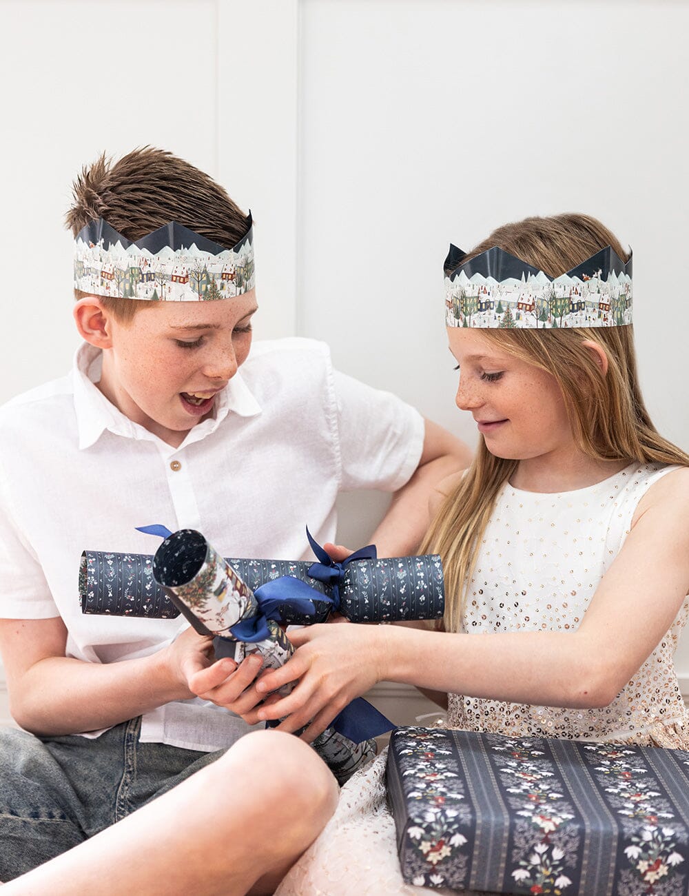 10 Pack Christmas Cracker Kit - The Christmas Village