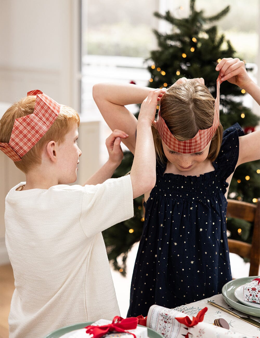 10 Pack Christmas Paper Crown Hats - Heirloom Holly Christmas