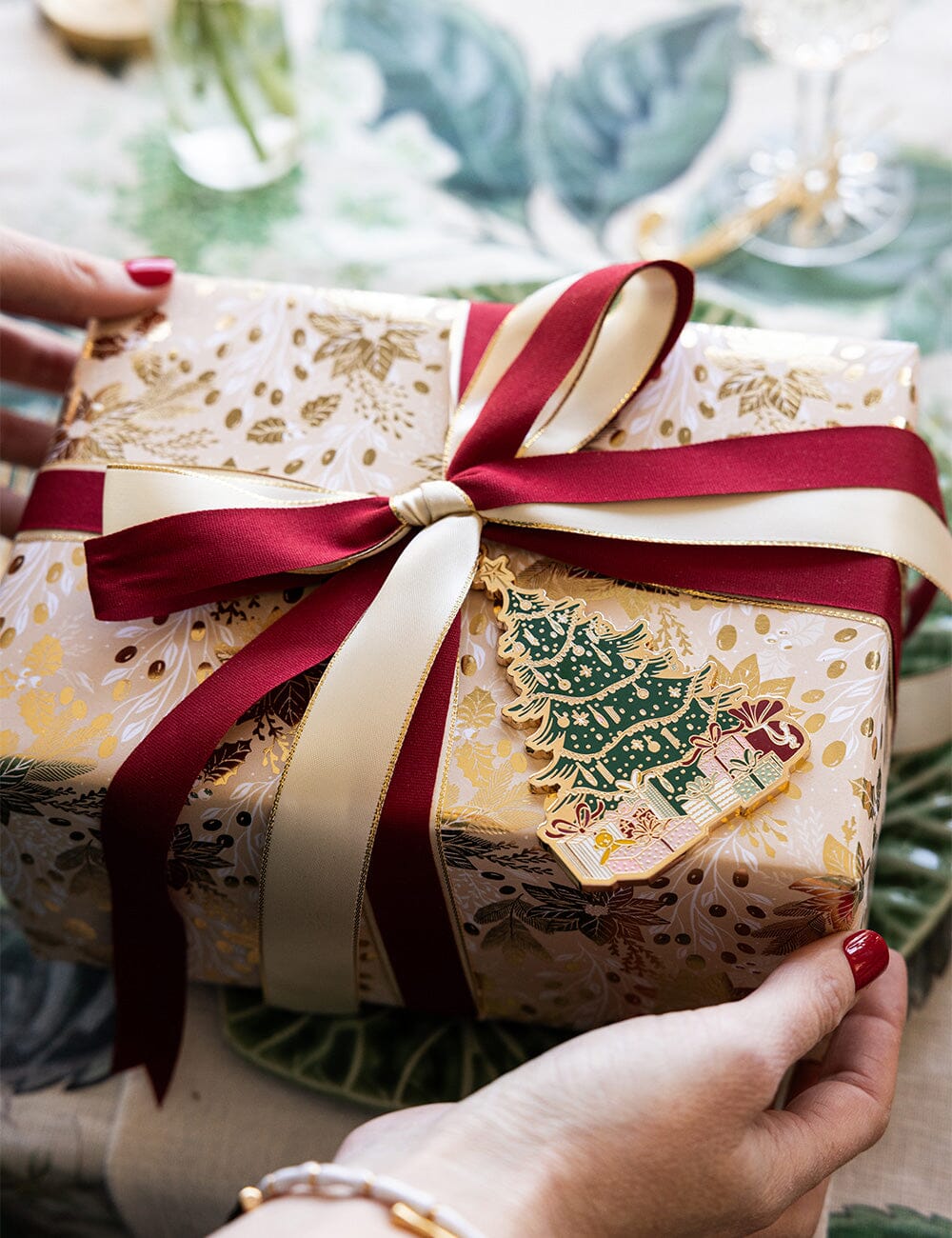 Gift Wrap Roll 30m - Christmas Holly (Champagne with Gold Foil)