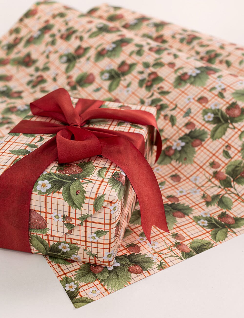 Gift Wrap Roll 30m - Strawberries