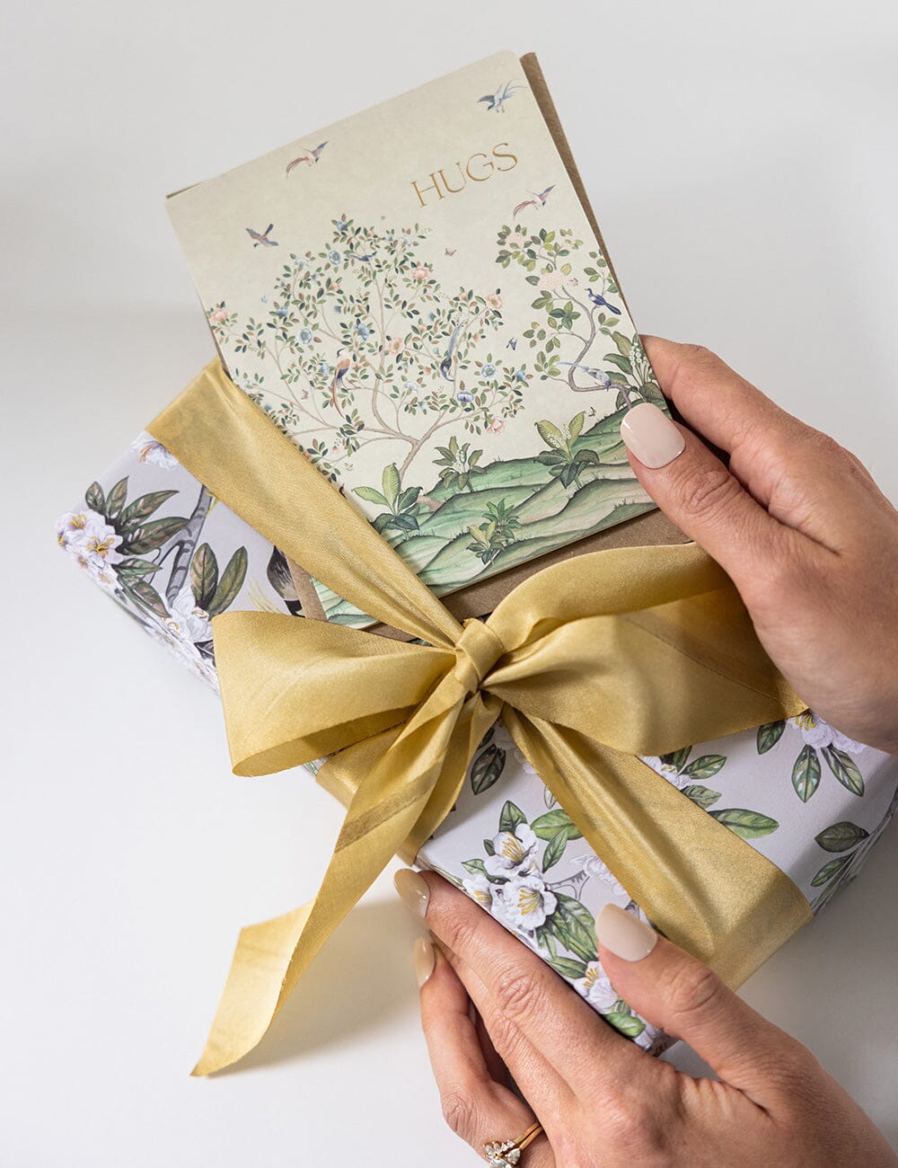 Victoria / White Blossom Gift Wrap 100pk