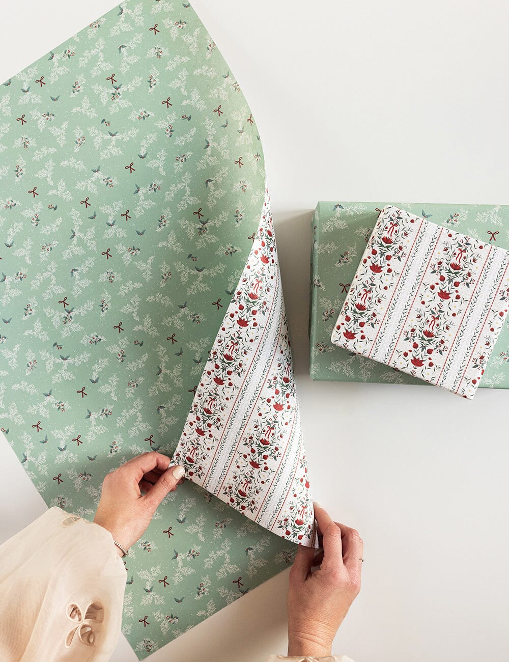 Holly & Bows / Festive Florals Gift Wrap 100pk