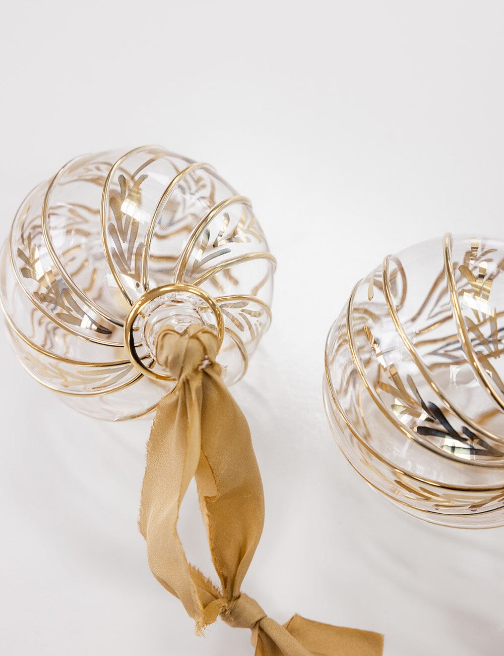 Ornament Glass Round Garland Vine (Gold Ribbon)